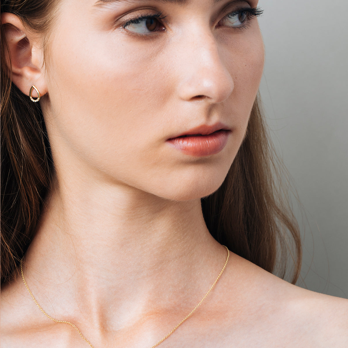 עגילי זהב ויהלומים צמודים בצורת טיפה