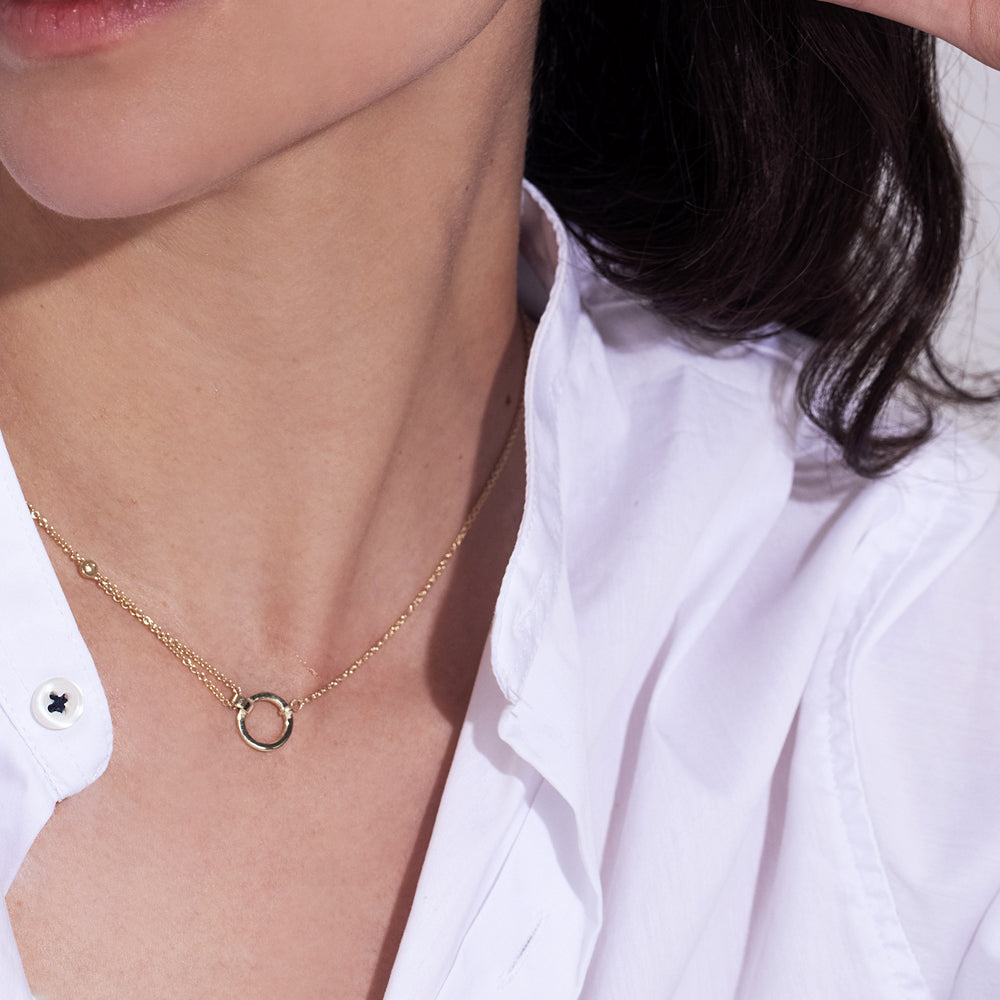 שרשרת זהב עבה, א-סימטרית ומיוחדת, בעיצוב מודרני ומרשים. משובצת יהלום