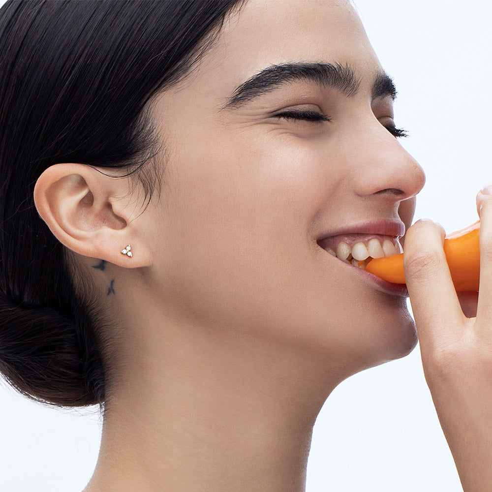 עגילים צמודים מזהב בשיבוץ 3 יהלומים לבנים קטנטנים