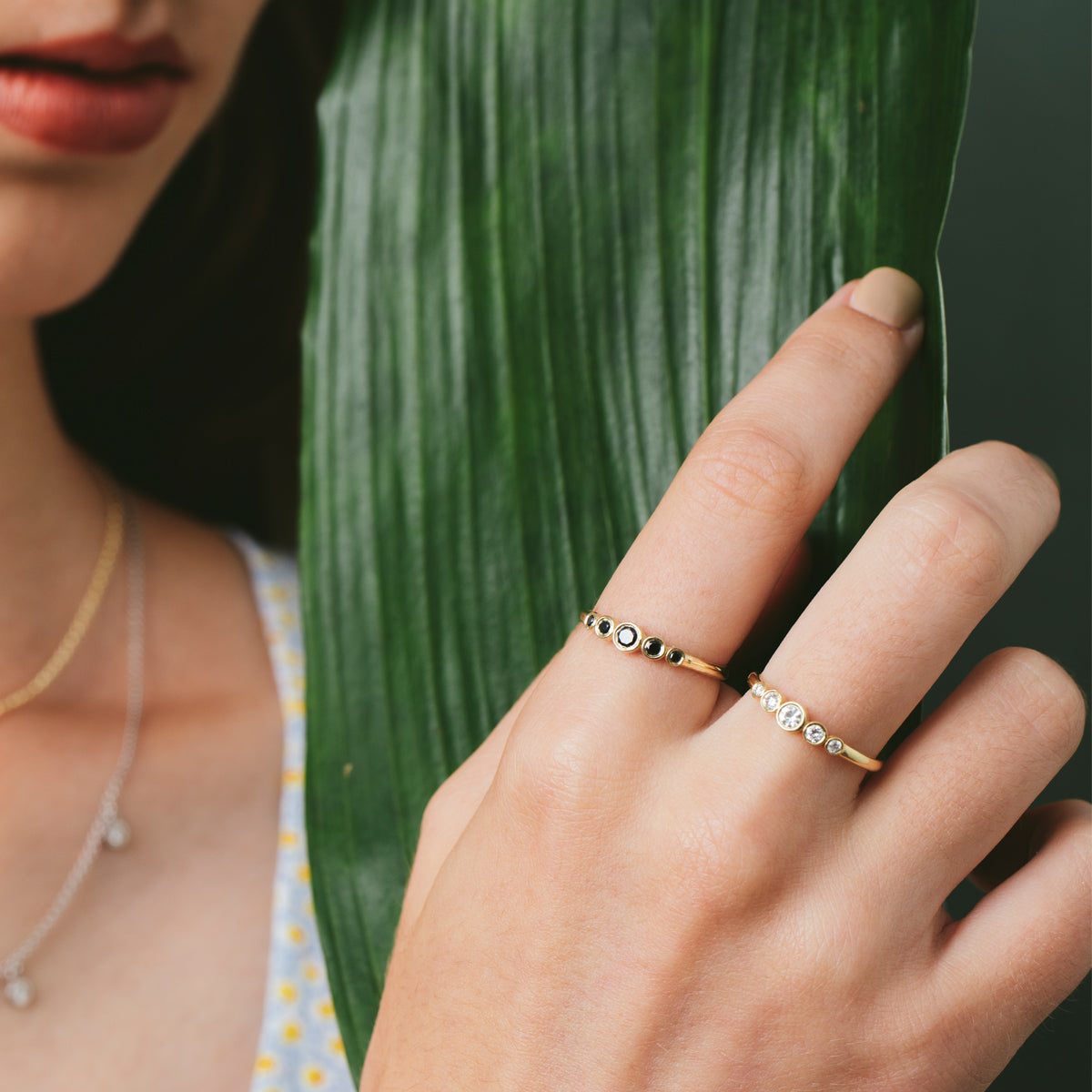 טבעת 5 יהלומים שחורים בשיבוץ כוס