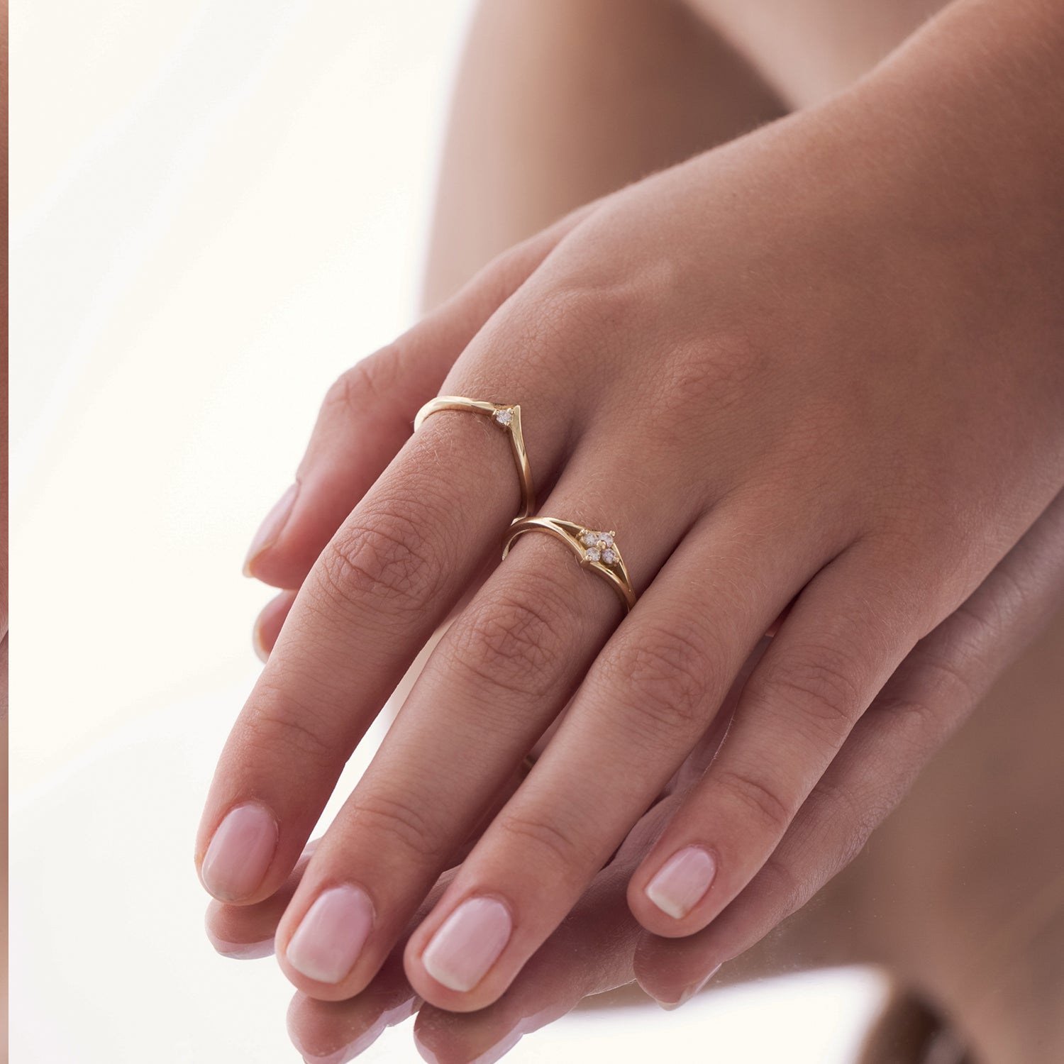 טבעת זהב עדינה עם יהלומים בצורת פרח בסגנון וינטג'