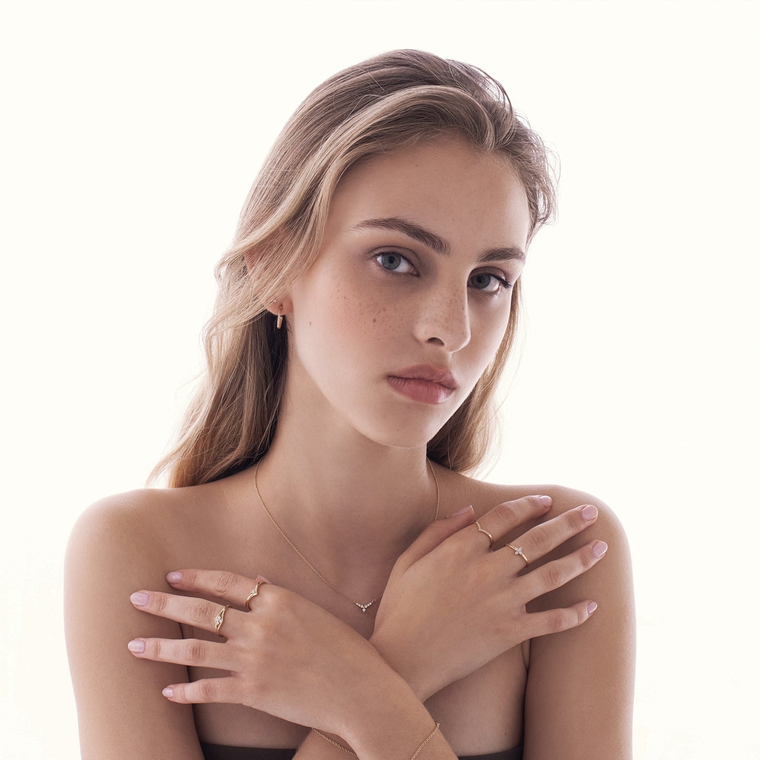 טבעת זהב עדינה עם יהלומים בצורת פרח בסגנון וינטג'