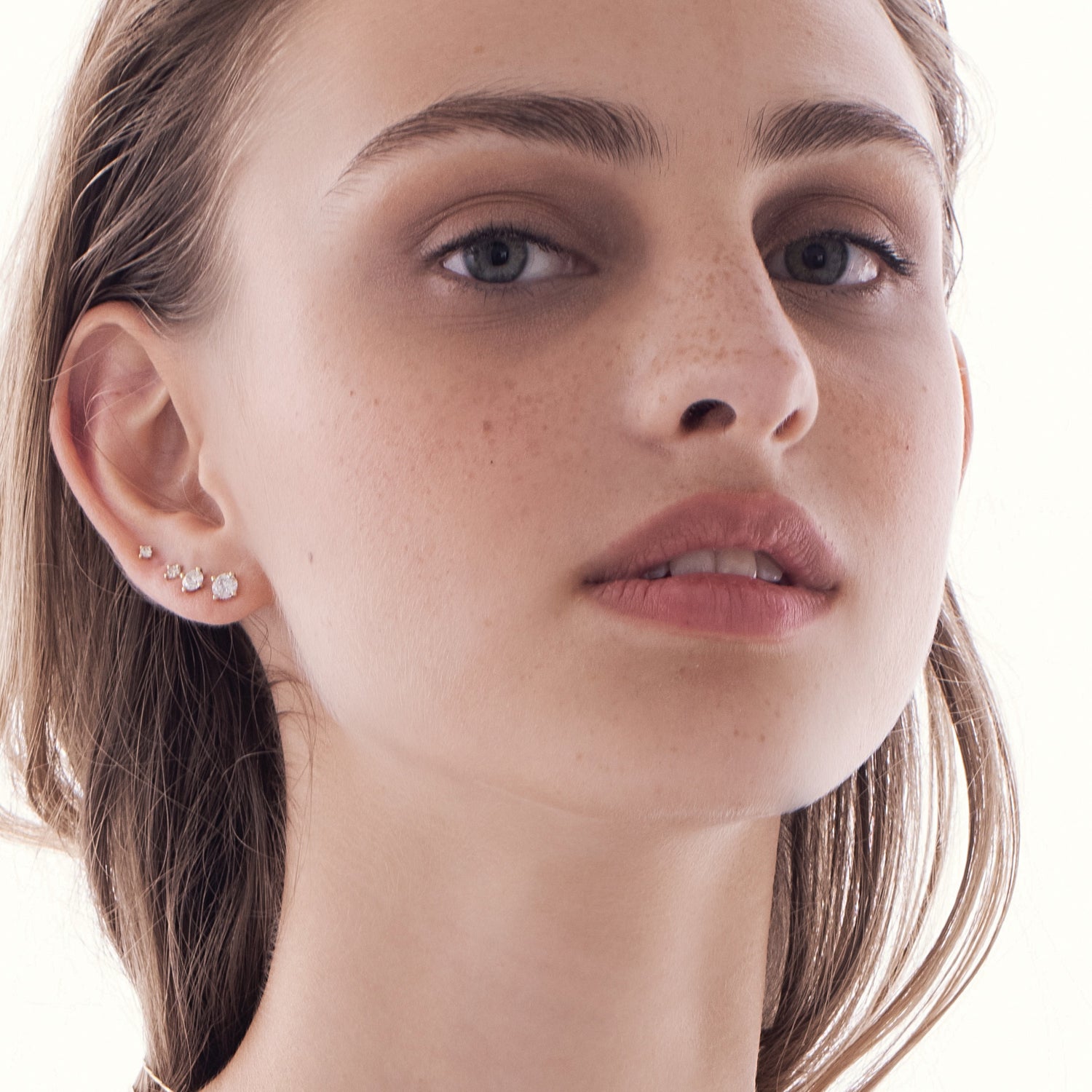 עגילי סוליטר, עגילי יהלומים צמודים קלאסיים משובצים יהלומי מעבדה במשקל כולל 60 נקודות