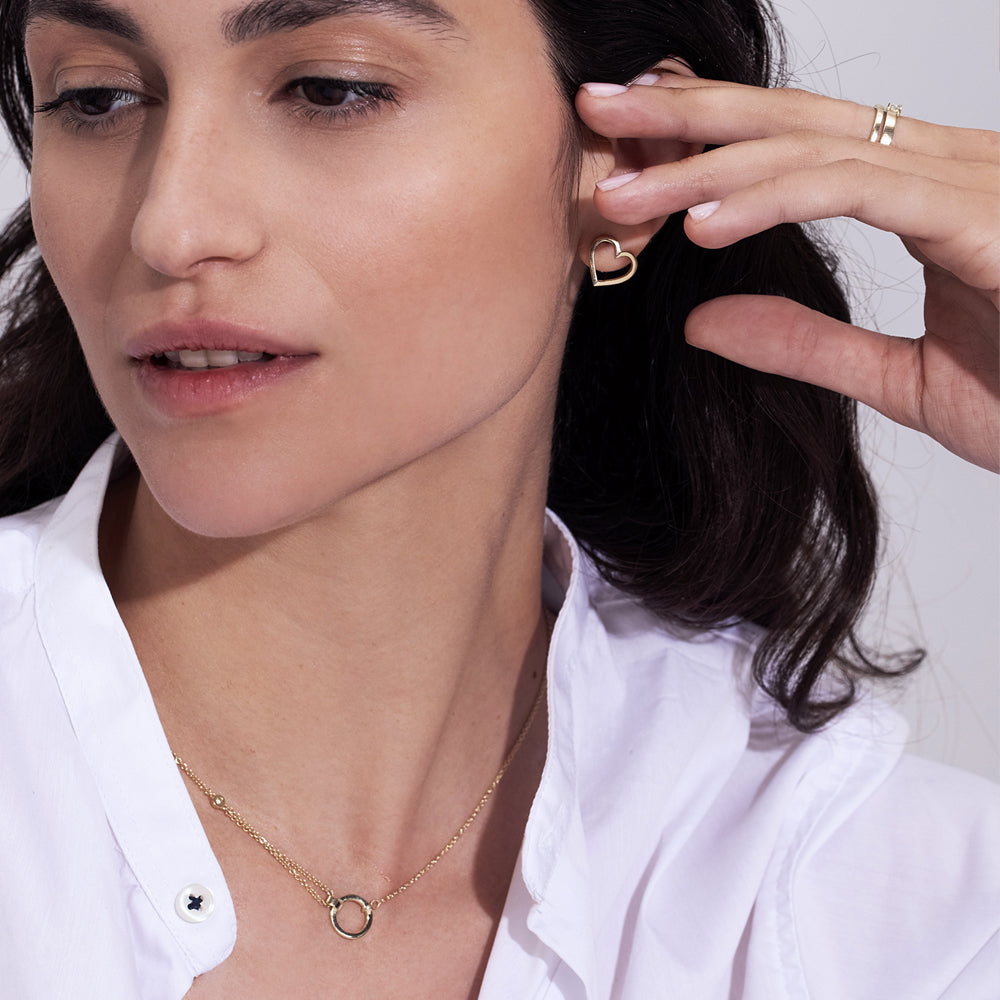 שרשרת זהב עבה, א-סימטרית ומיוחדת, בעיצוב מודרני ומרשים. משובצת יהלום