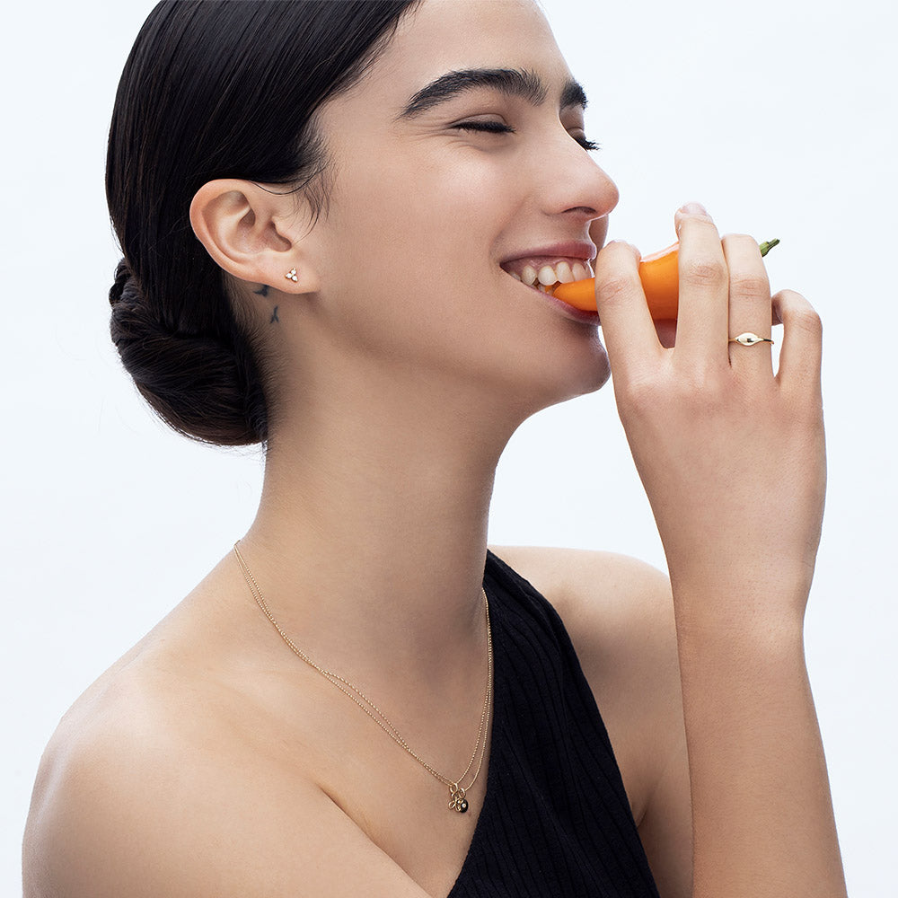 עגילים צמודים מזהב בשיבוץ 3 יהלומים לבנים קטנטנים