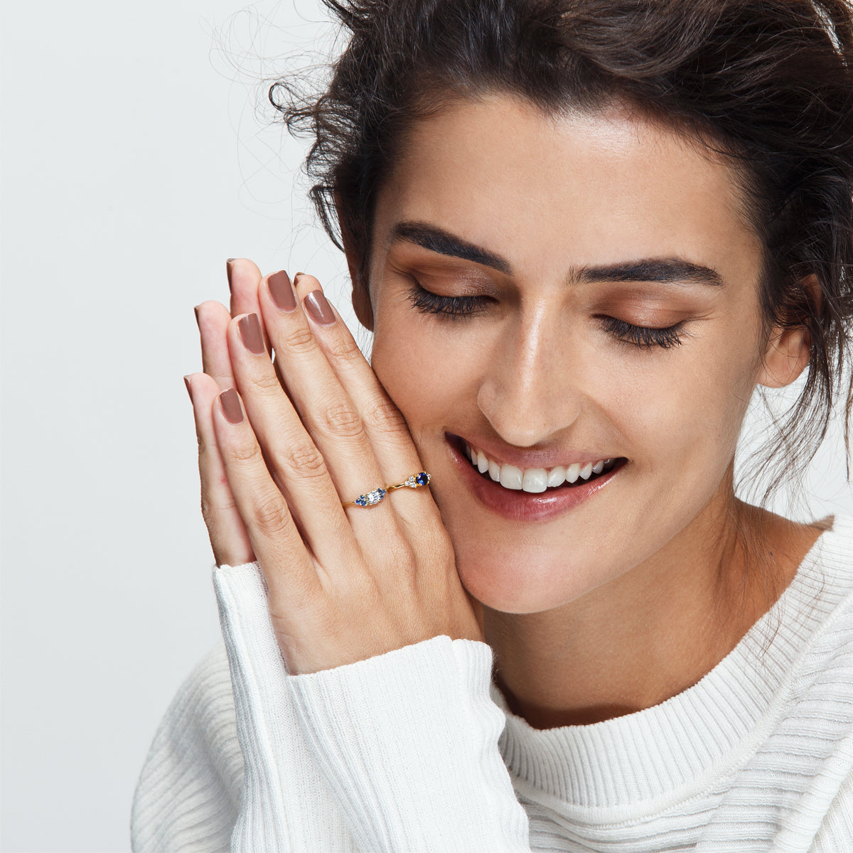 Engagement ring set with a 0.30ct center diamond and 6 sapphires