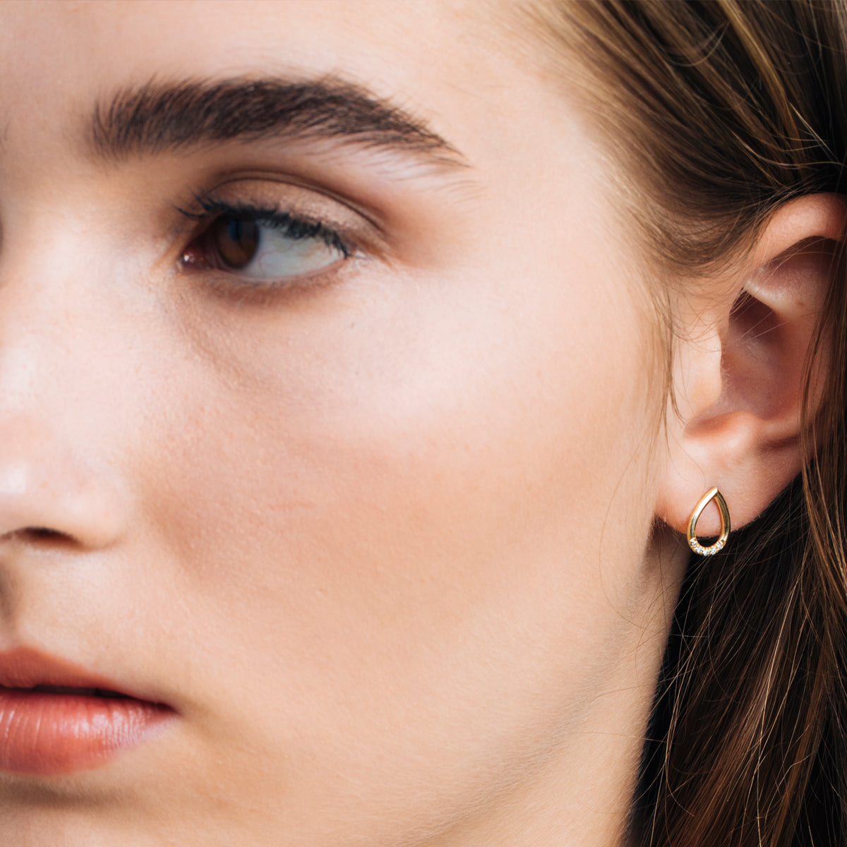 עגילי זהב ויהלומים צמודים בצורת טיפה