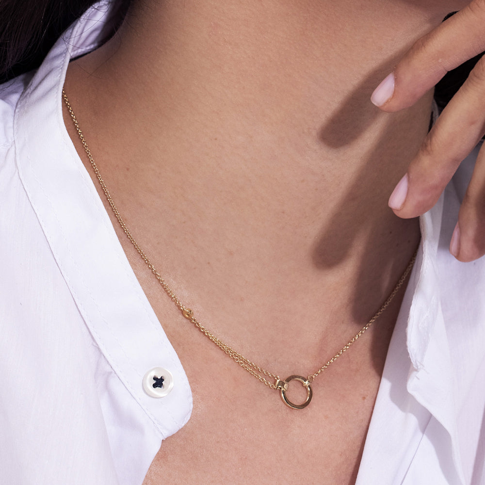 שרשרת זהב עבה, א-סימטרית ומיוחדת, בעיצוב מודרני ומרשים. משובצת יהלום