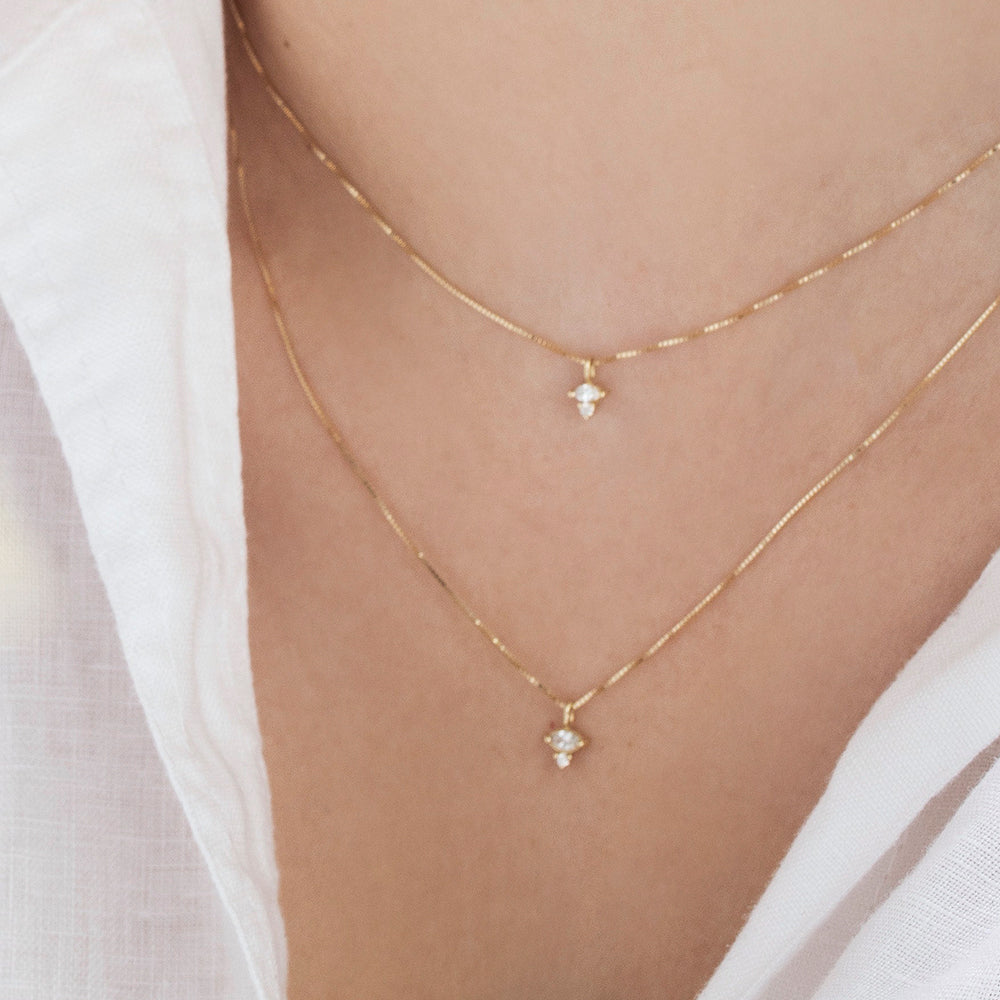 שרשרת זהב עדינה עם תליון יהלומים משולב יהלום בחיתוך מרקיזה (5 נקודות) ויהלום עגול