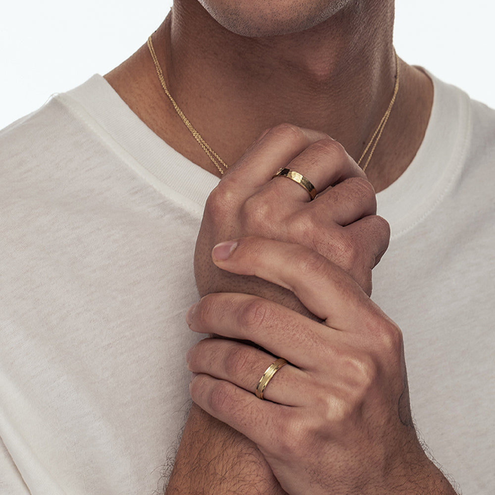 טבעת נישואין לגבר ולאישה: טבעת זהב שטוחה עם טקסטורת ריקוע עדינה רוחב 4 ממ