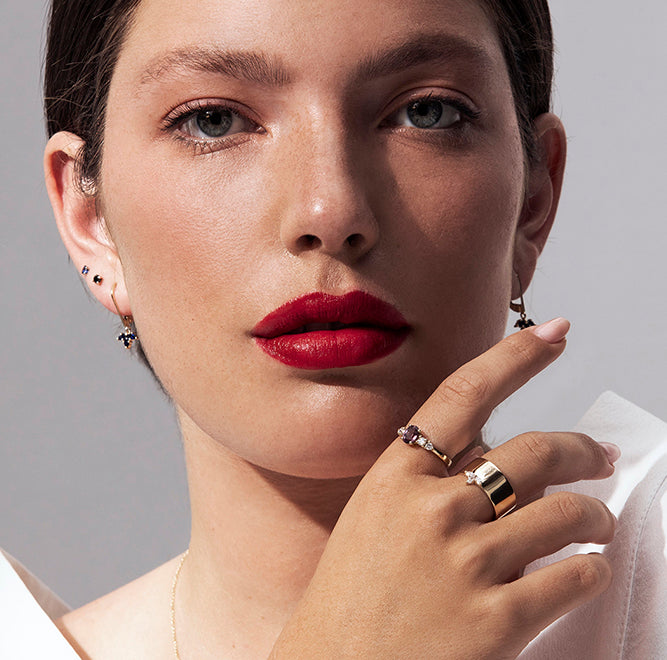 עגילי סוליטר מזהב משובצים יהלומים שחורים