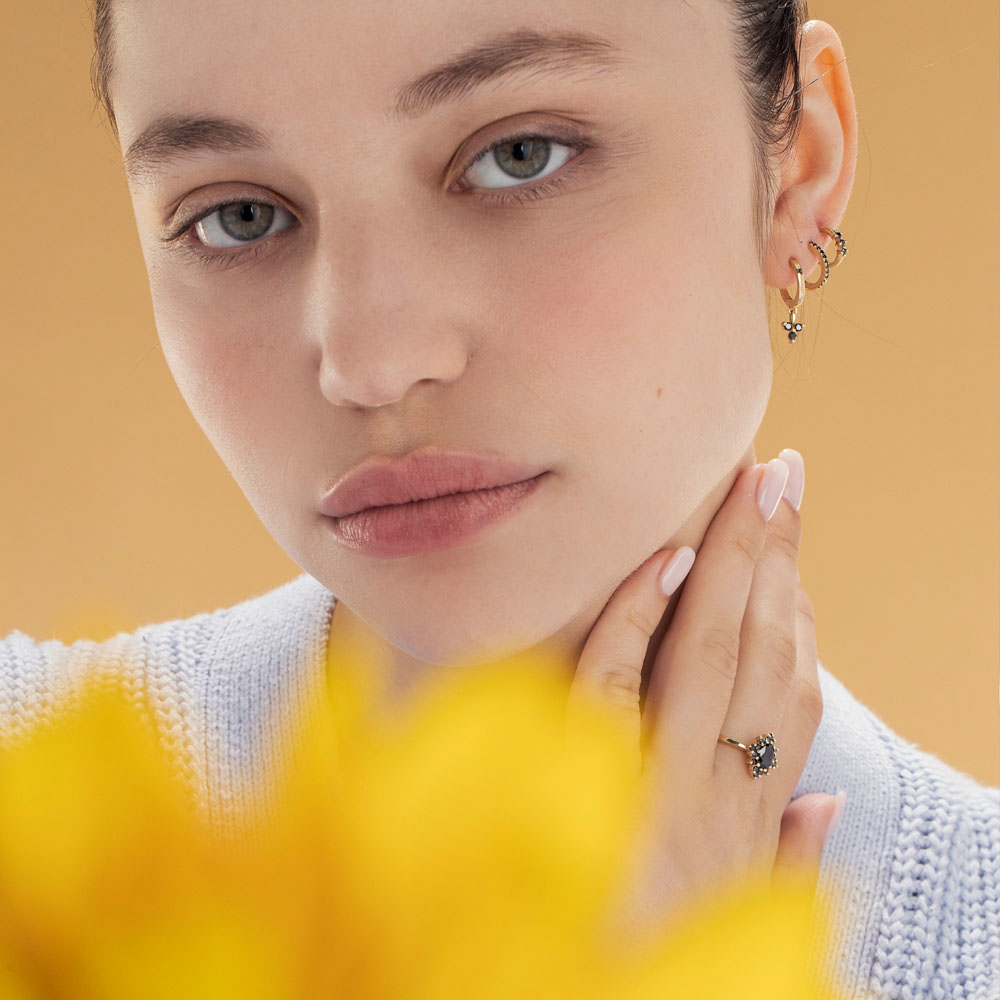 עגילי חישוק קטנים קלאסים משובצים יהלומים שחורים