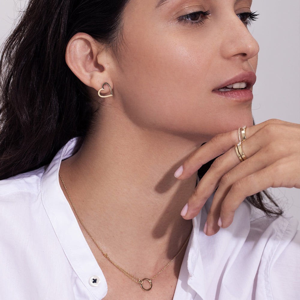 שרשרת זהב עבה, א-סימטרית ומיוחדת, בעיצוב מודרני ומרשים. משובצת יהלום