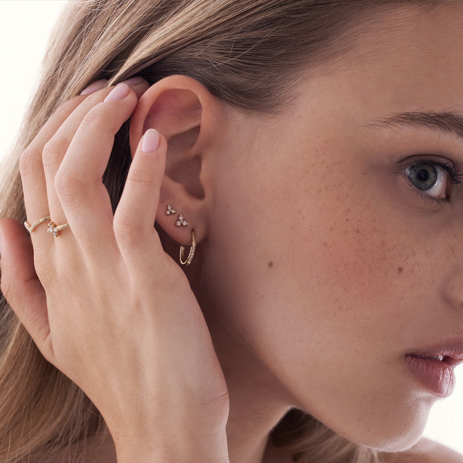 עגילים צמודים מזהב בשיבוץ 3 יהלומים לבנים קטנטנים