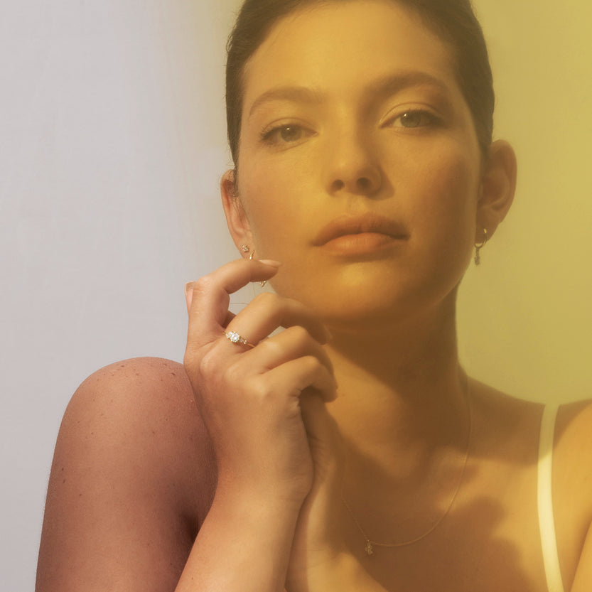 עגילי חישוק מזהב עם יהלומים בגדלים משתנים