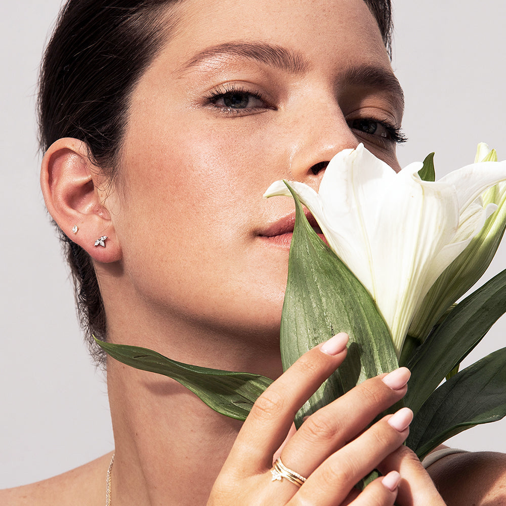 טבעת זהב עם גל עדין משובצת יהלומים