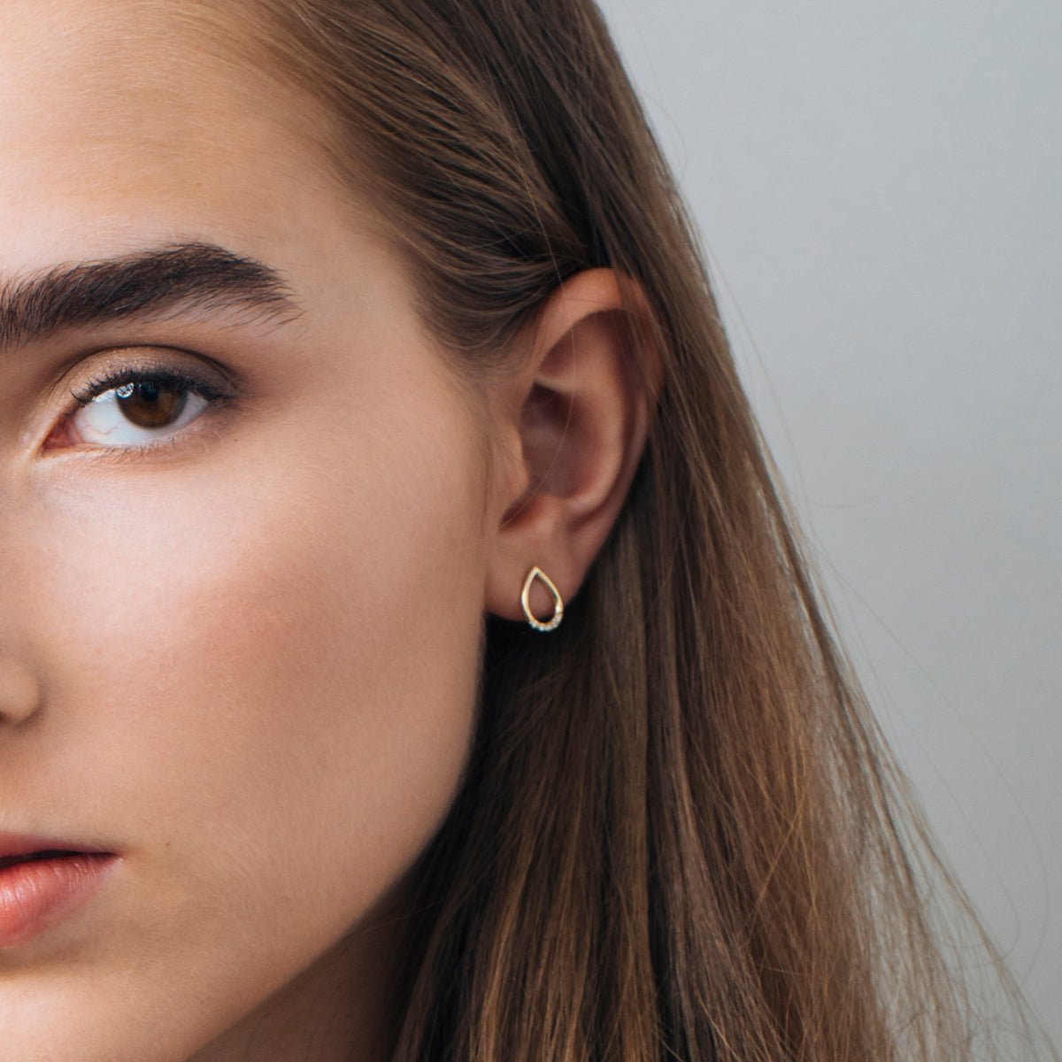 עגילי זהב ויהלומים צמודים בצורת טיפה