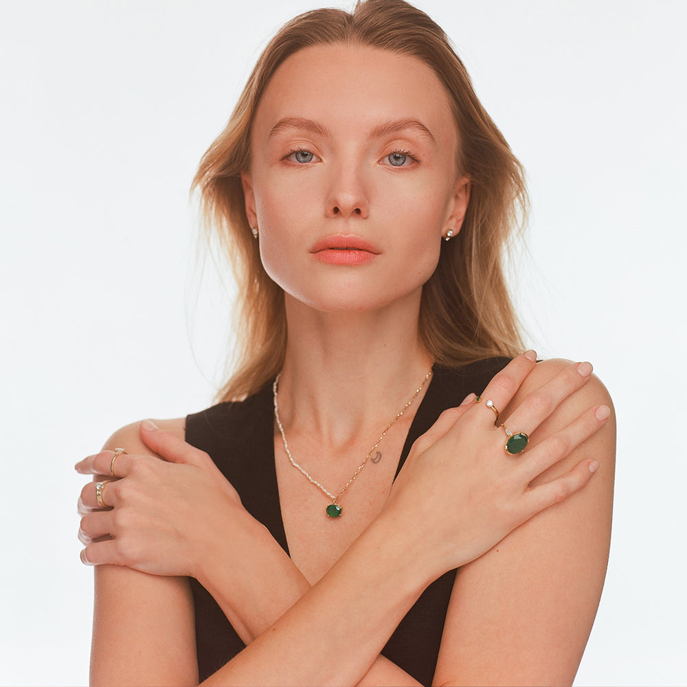 שרשרת זהב עם אם הפנינה ואוניקס ירוק אובלי