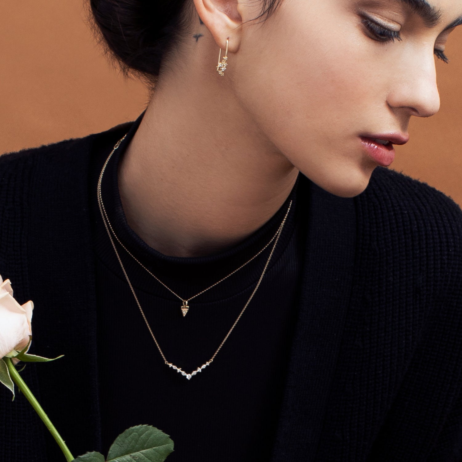 עגילי זהב תלויים משובצים יהלומים בגדלים משתנים