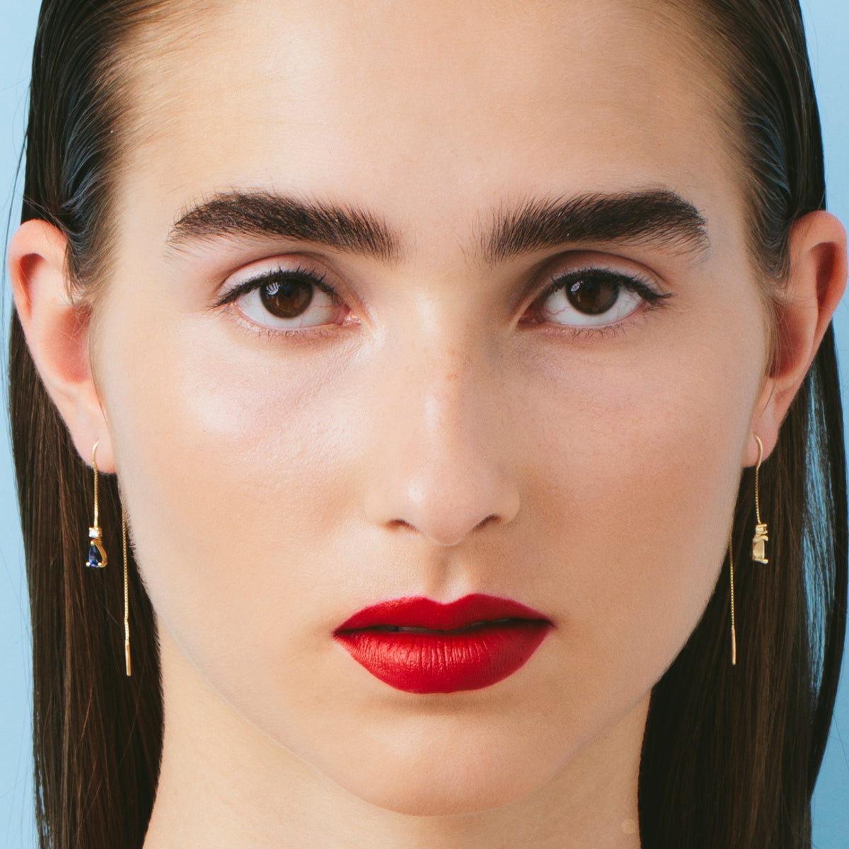 עגילי זהב מתנדנדים עם ספירים ויהלומים