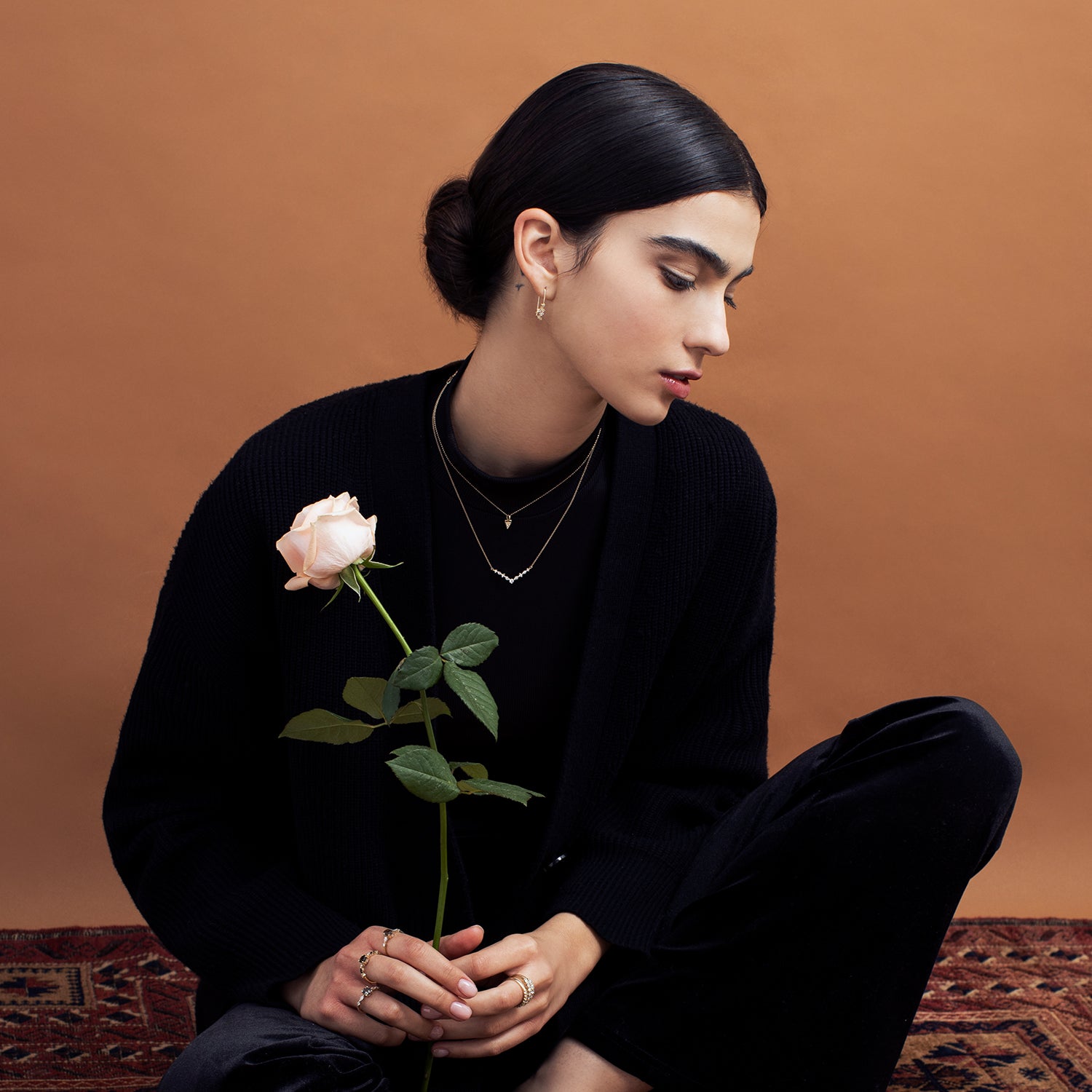 עגילי זהב תלויים משובצים יהלומים בגדלים משתנים