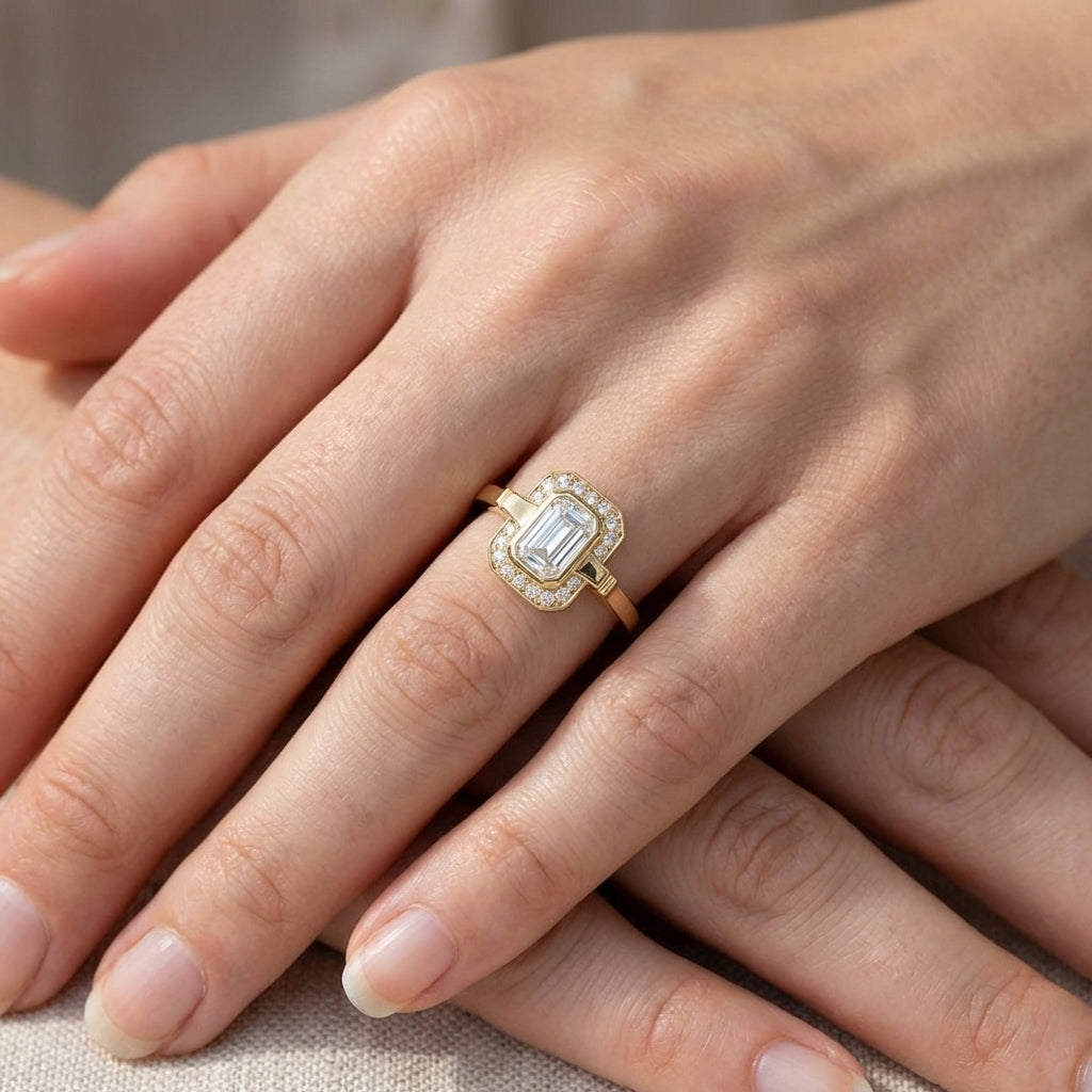 טבעת אירוסין בסגנון וינטג' משובצת יהלום מעבדה בחיתוך אמרלד קאט והילת יהלומים