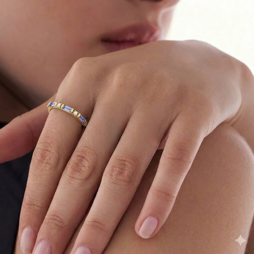 טבעת זהב משובצת טנזנייט בחיתוך בגט ויהלומים חצי אינטרנטי