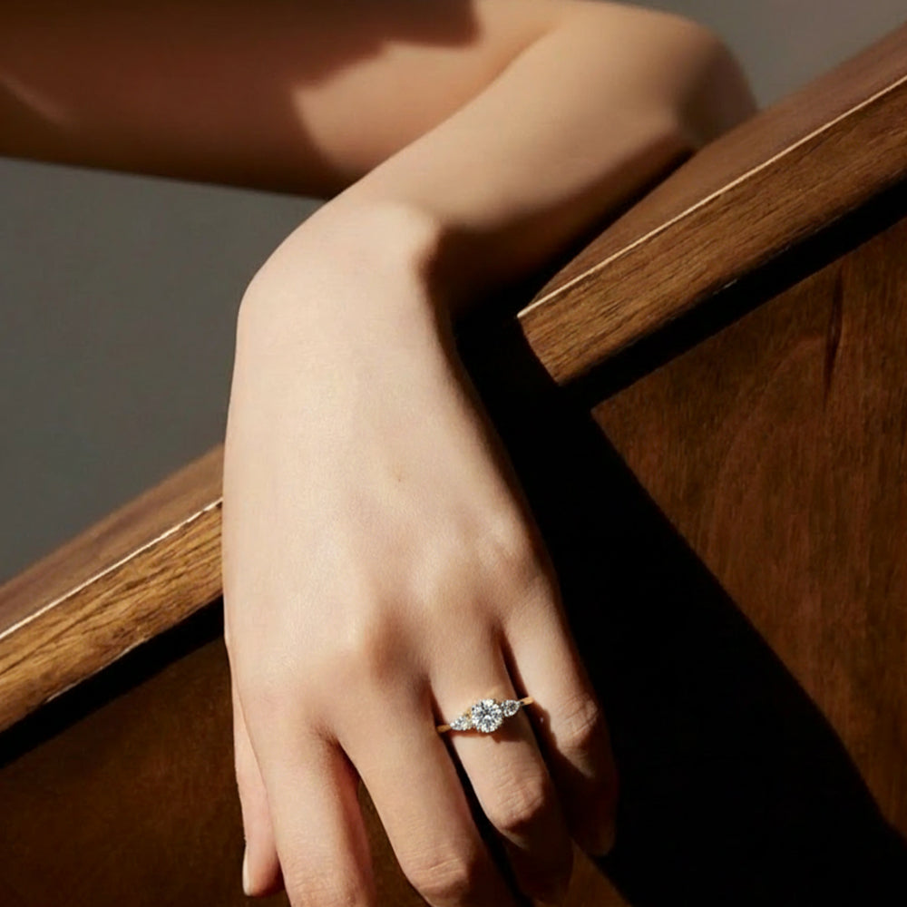 טבעת אירוסין משובצת יהלום מעבדה עגול (חצי קראט) ושני יהלומי מעבדה בחיתוך טיפה