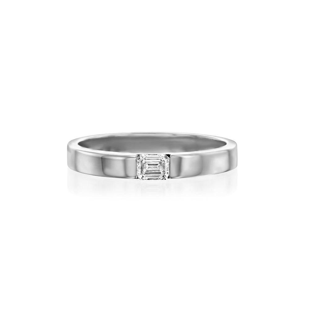 טבעת זהב שטוחה רוחב 3 ממ משובצת יהלום מעבדה בחיתוך אמרלד קאט