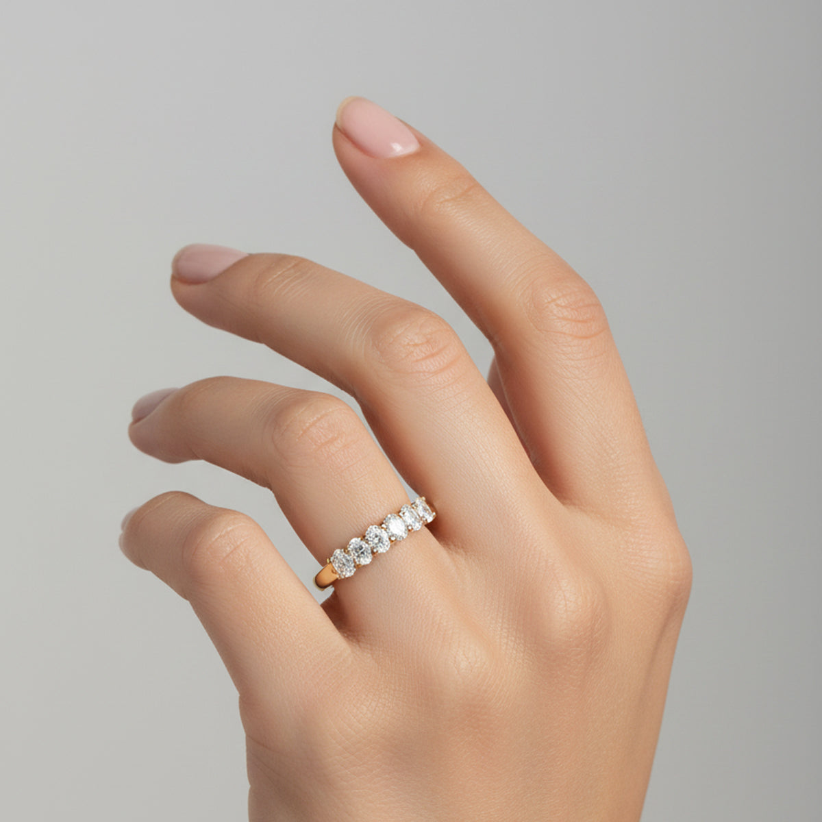 טבעת זהב משובצת 7 יהלומי מעבדה בחיתוך אובל 0.70 קראט