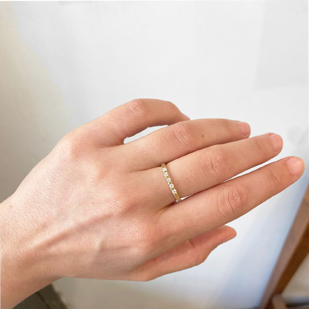 טבעת זהב דקה, 2 מלימטרים, מנימליסטית משובצת 5 יהלום מעבדה