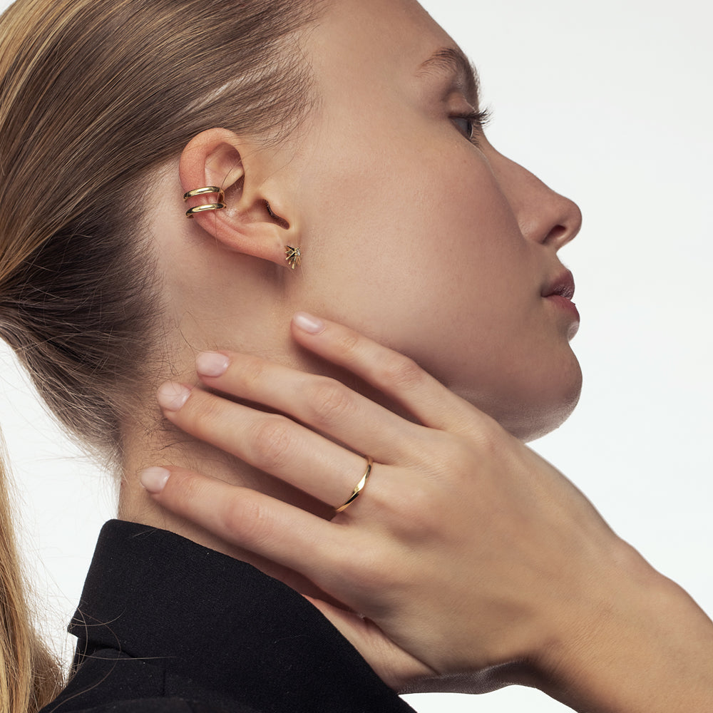 טבעת נישואין דקה עם סיבוב בחלקה הקידמי