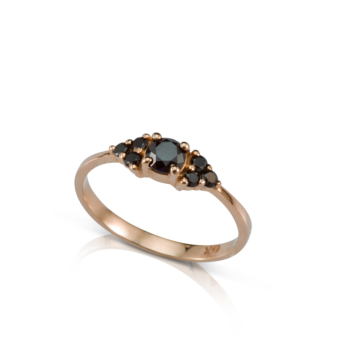 טבעת אירוסין משובצת יהלום שחור מרכזי 0.35ct ו-6 יהלומים שחורים צדדים