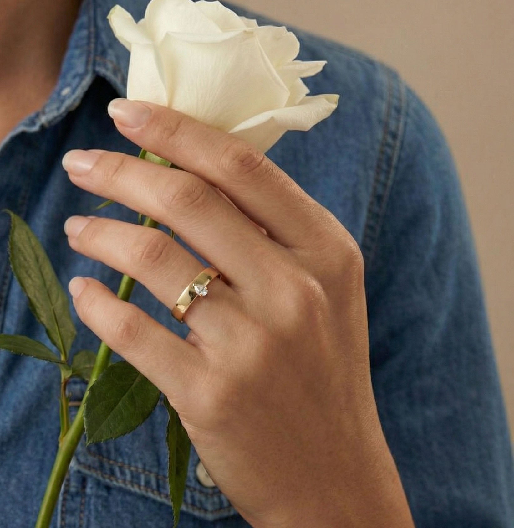 טבעת זהב חלקה מודרנית משובצת יהלום בחיתוך טיפה