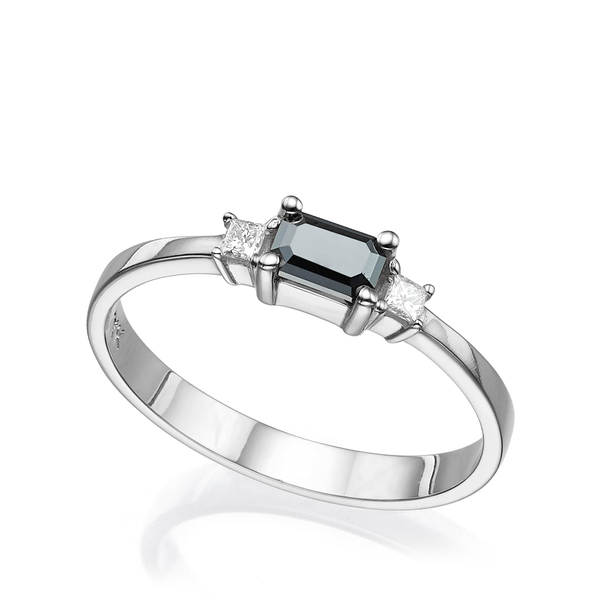 טבעת יהלומים שחורים בחיתוך בגט ופרינססים לבנים