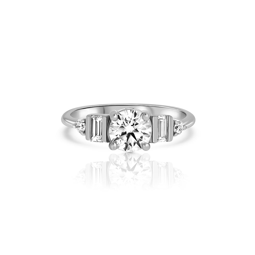 טבעת אירוסין זהב עם יהלומי מעבדה בשילוב יהלומים עגולים בעיצוב יוקרתי