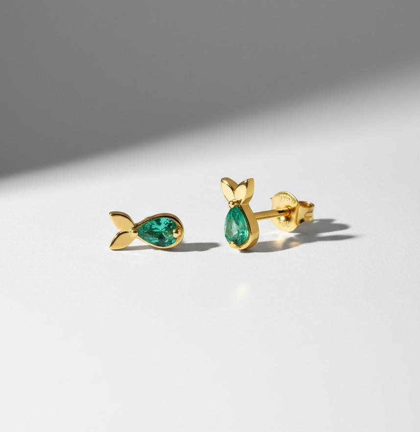 עגילי זהב קטנטנים ( רוחב 5 וחצי מ"מ ) בצורת דג משובצים אמרלד טבעי