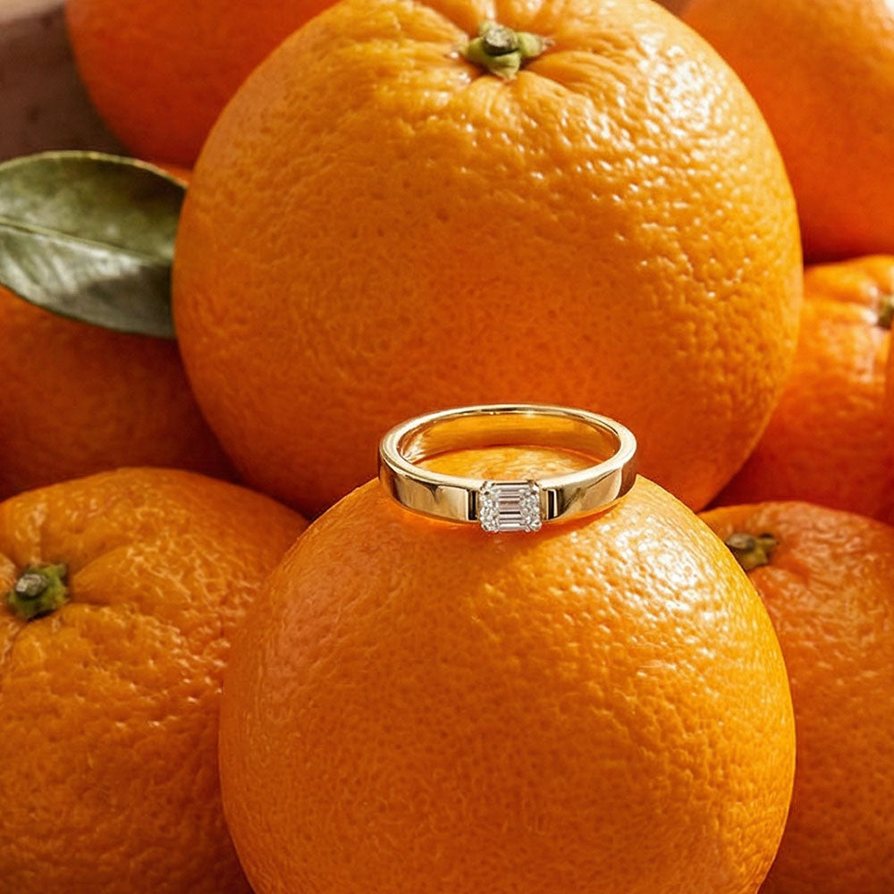 טבעת זהב שטוחה רוחב 3 ממ משובצת יהלום מעבדה בחיתוך אמרלד קאט