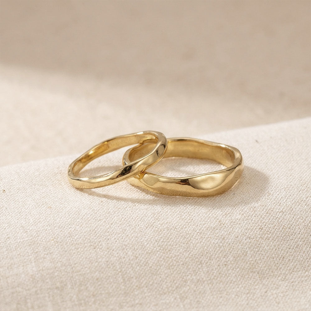 טבעת זהב אסימטרית דקה עם טקסטורה גולמית