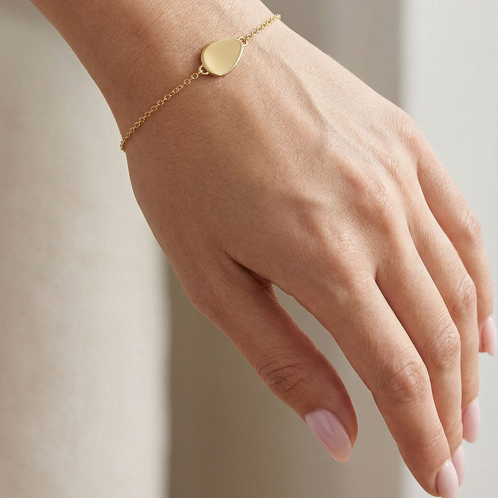 צמיד שם זהב, צמיד קמע אסימטרי עם חריטת שם