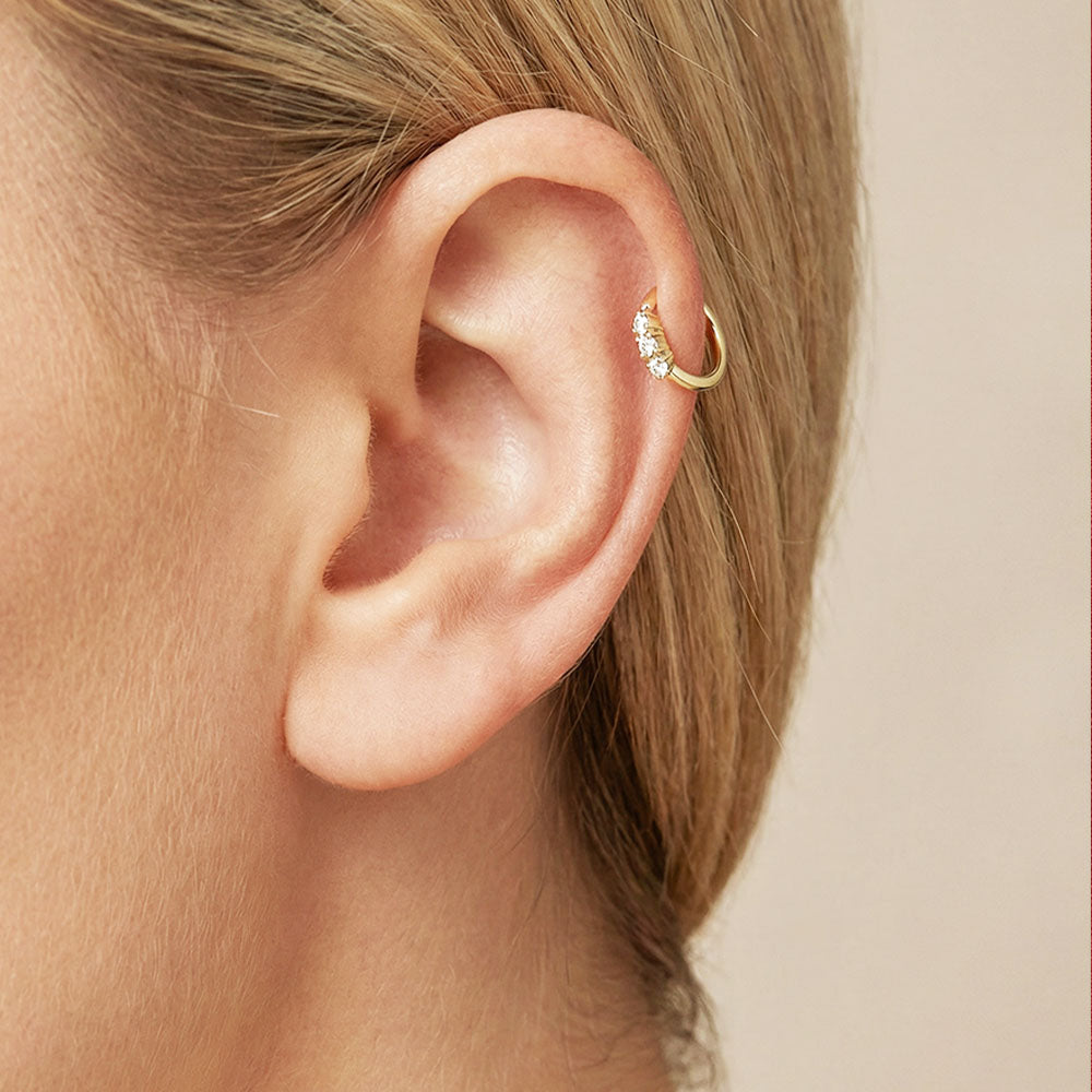 עגיל חישוק הליקס משובץ 3 יהלומים 4 נקודות