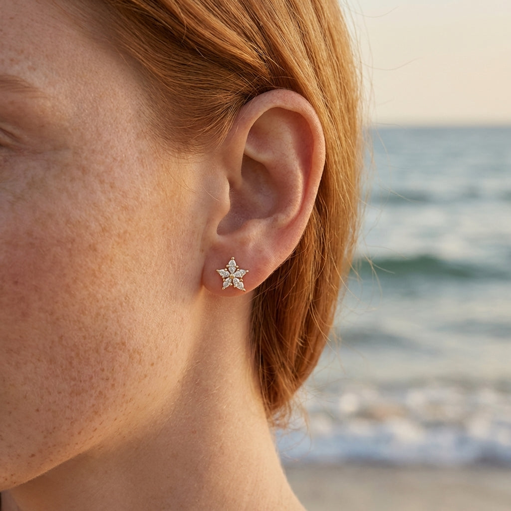 עגילי זהב צמודים בצורת פרח מיהלומים בחיתוך מרקיזה