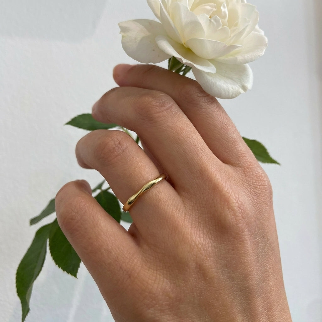 טבעת זהב אסימטרית דקה עם טקסטורה גולמית