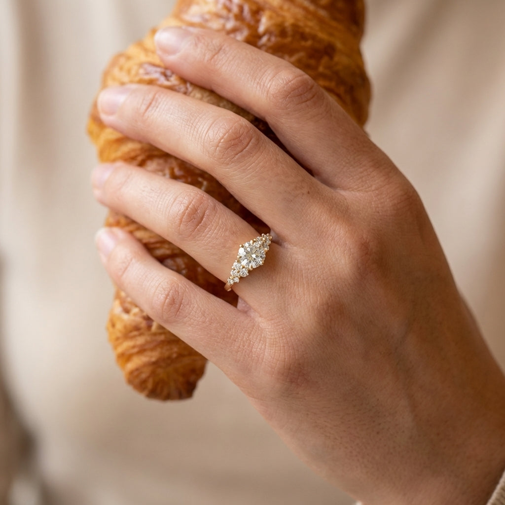 טבעת אירוסין משובצת יהלום מעבדה 1 קארט ויהלומי מעבדה קטנים א-סימטרים