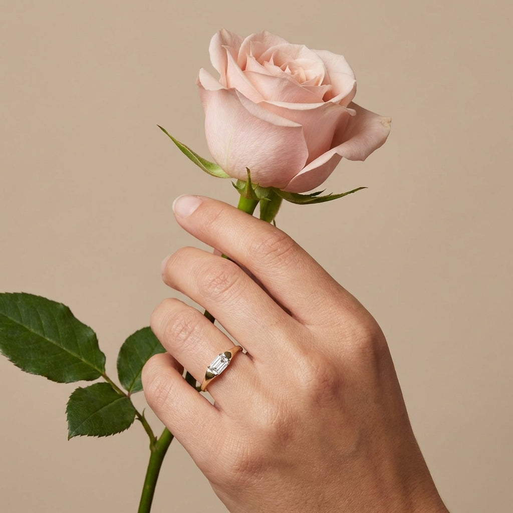 טבעת זהב מודרנית משובצת יהלום מעבדה בחיתוך אמרלד