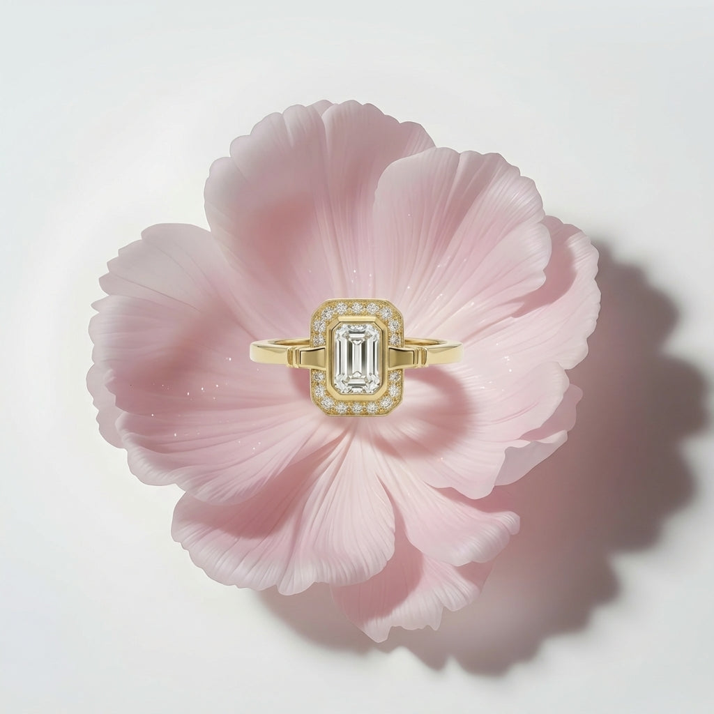 טבעת אירוסין בסגנון וינטג' משובצת יהלום מעבדה בחיתוך אמרלד קאט והילת יהלומים