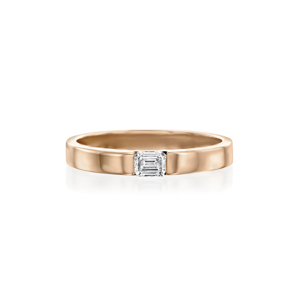 טבעת זהב שטוחה רוחב 3 ממ  משובצת יהלום מעבדה בחיתוך אמרלד קאט