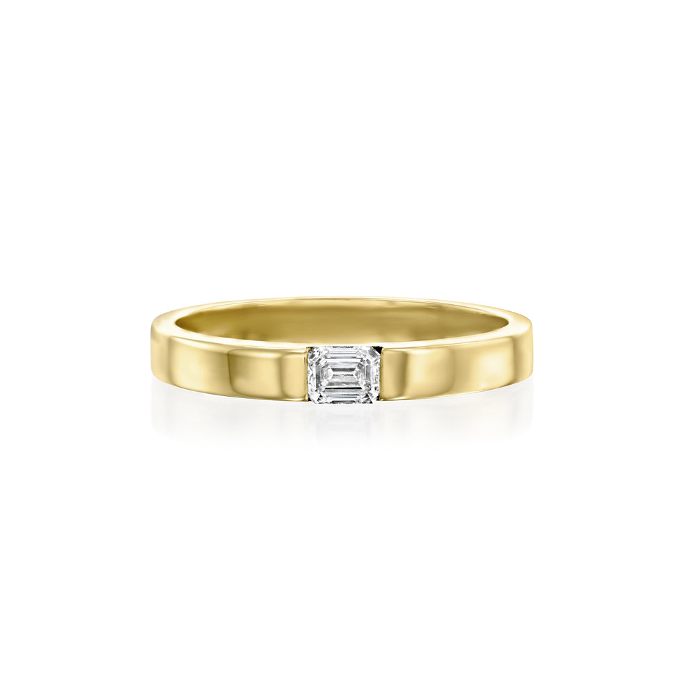 טבעת זהב שטוחה רוחב 3 ממ  משובצת יהלום מעבדה בחיתוך אמרלד קאט