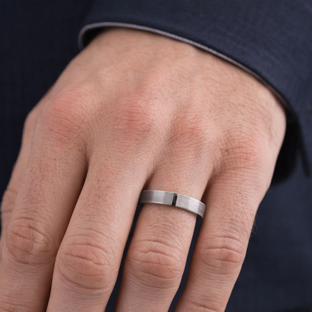 טבעת זהב שטוחה לגבר ולאישה משובצת יהלום בגט שחור עדין שקוע