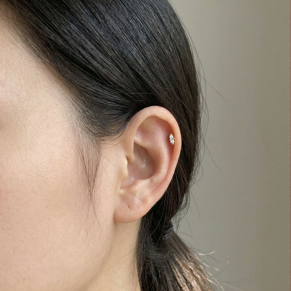 הליקס / טראגוס זהב  משובץ 2 יהלומים קטנטנים